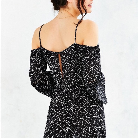 Shoulder Cut-Out Aztec Pattern Romper - Picture 7 of 7